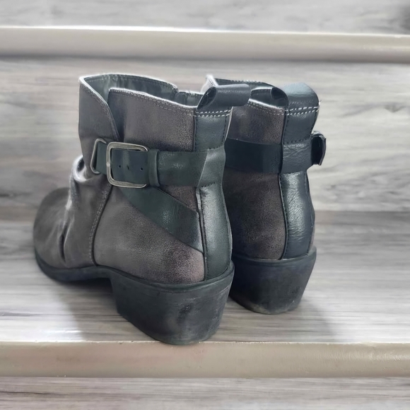 BareTraps Women's Ankle Boots - Picture 3 of 5